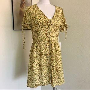 NWT Summer Yellow Flower Dress, by purple snow. Size M🤩